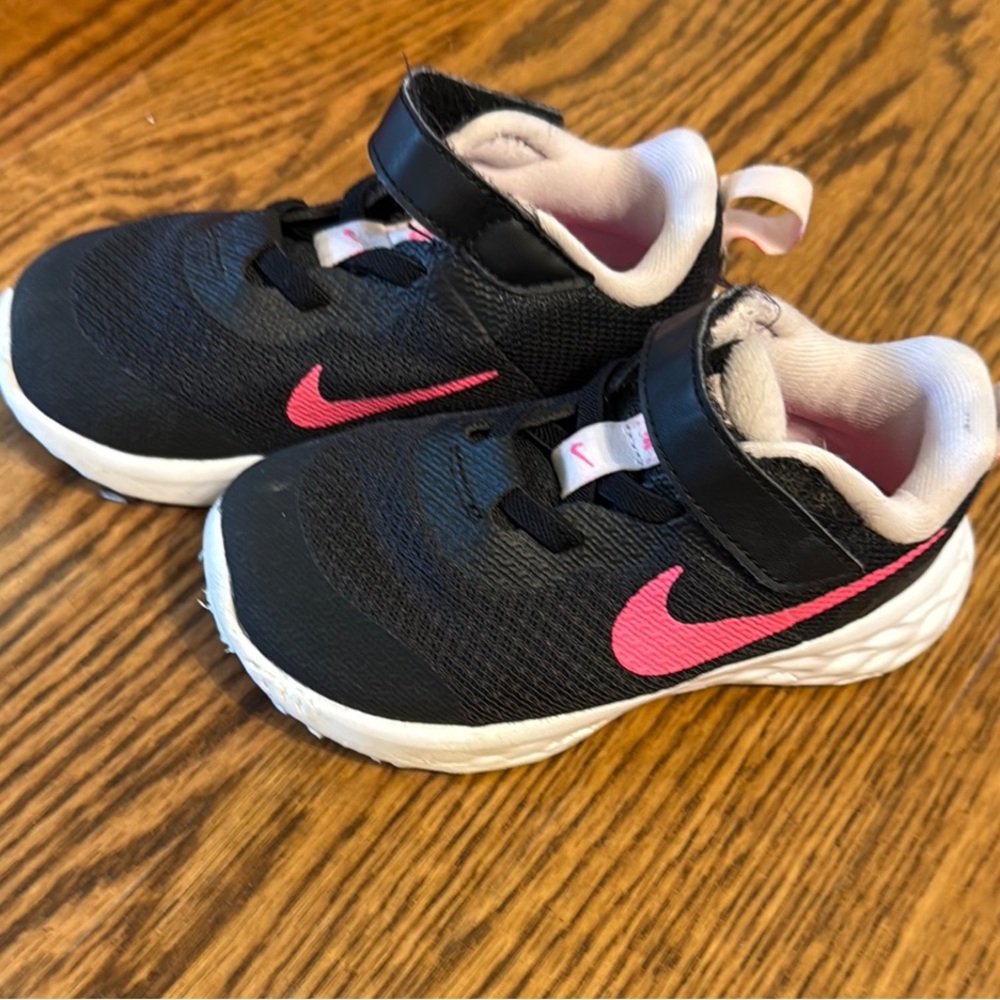 Nike Kids Black Sneakers with Pink Accents 8C